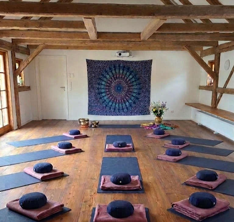 Yogaevent: KI gestützt zur Veranschaulichung - Zwischenzeiten - Ein Yoga-Retreat für Frauen,  wenn das Leben sich verändert