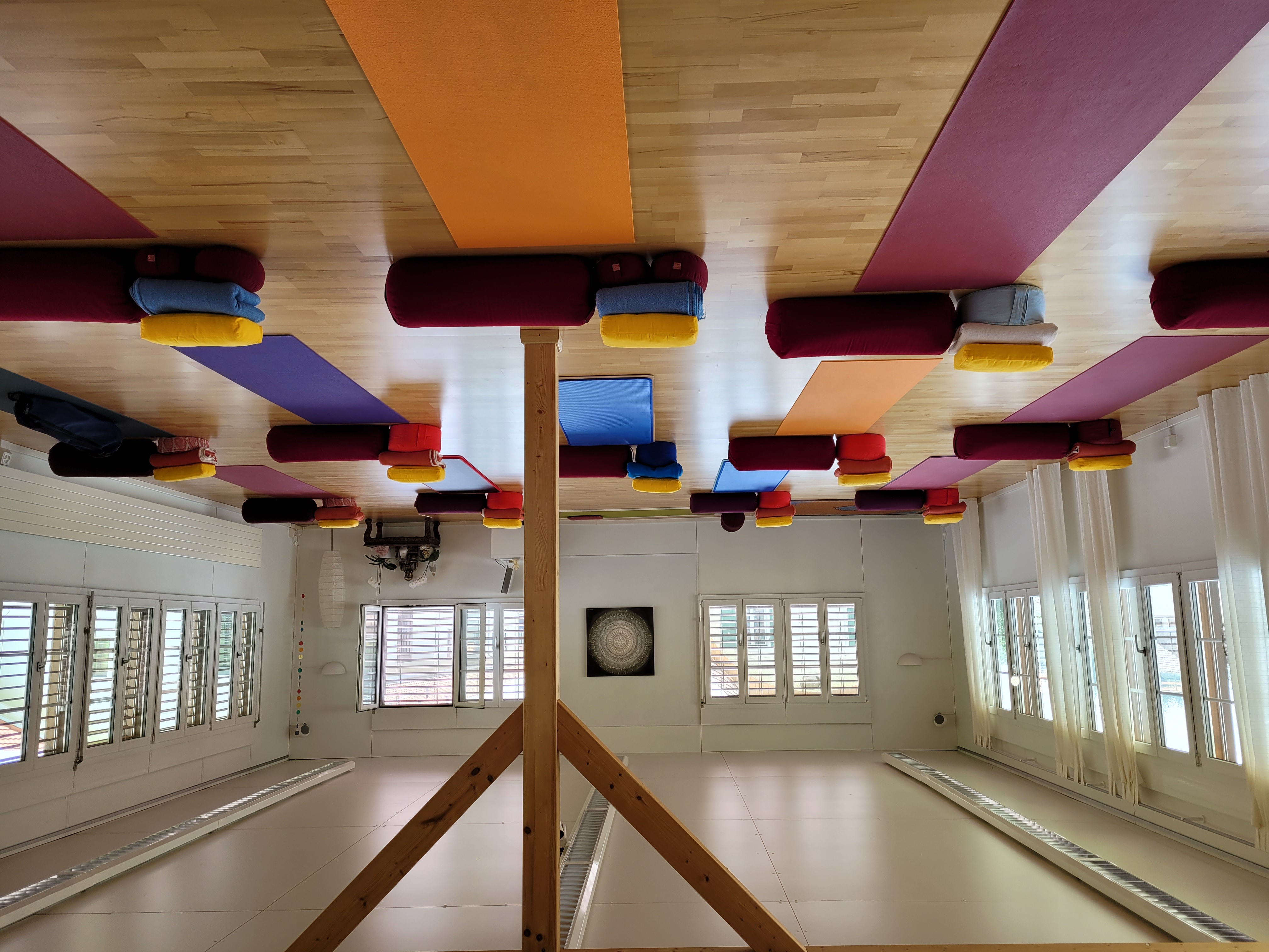 Yoga: Der Tara-Raum ist vorbereitet für  Yin Yoga. - Ananda Oedipe satyam Yoga Zentrum