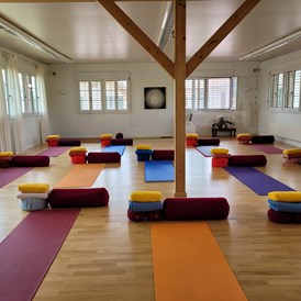 Yoga: Der Tara-Raum ist vorbereitet für  Yin Yoga. - Ananda Oedipe satyam Yoga Zentrum