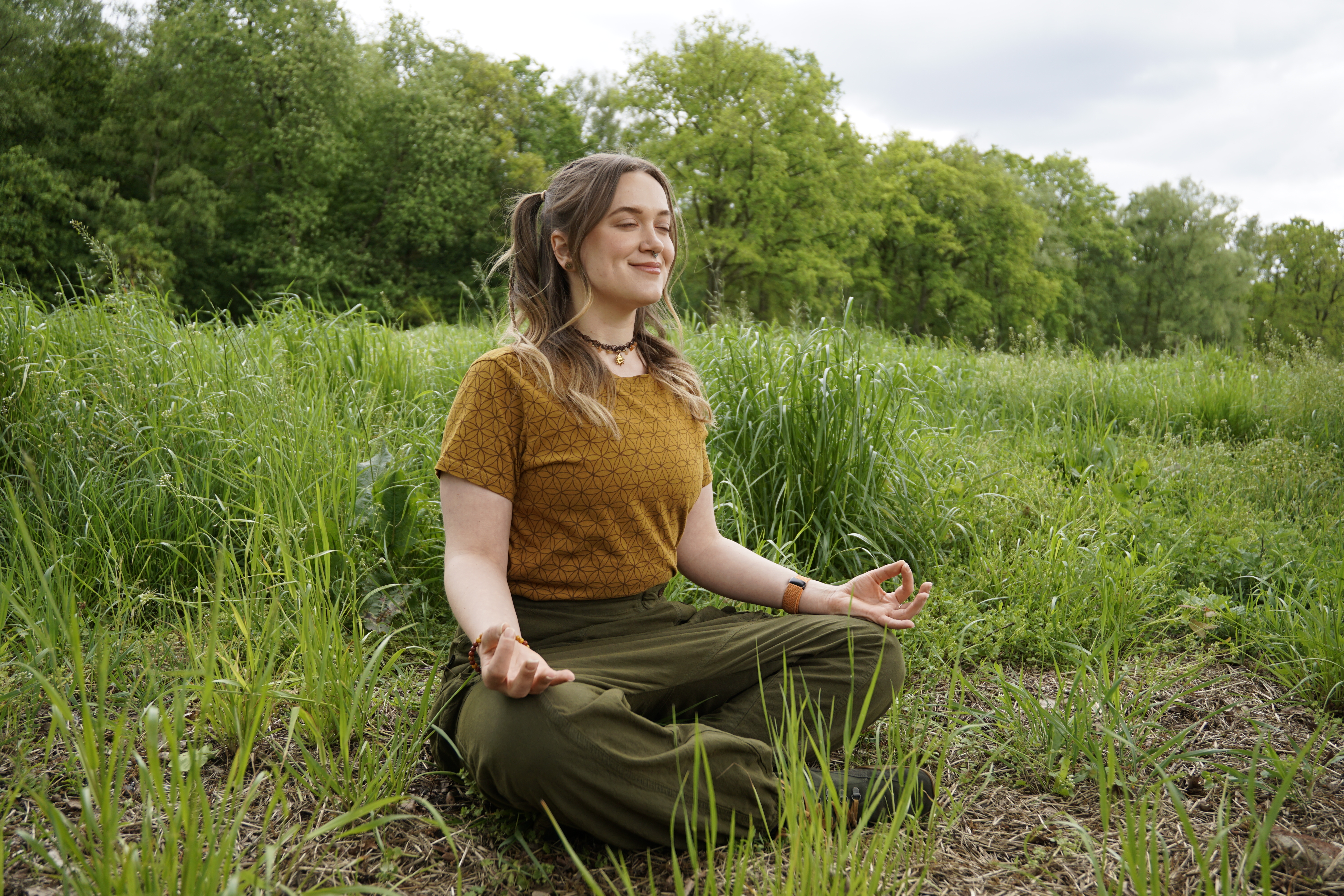 Yoga class - Herten - Frau in Schneidersitz-Meditationspose auf einer Wiese - RuhrFlow by Linda Wehberg