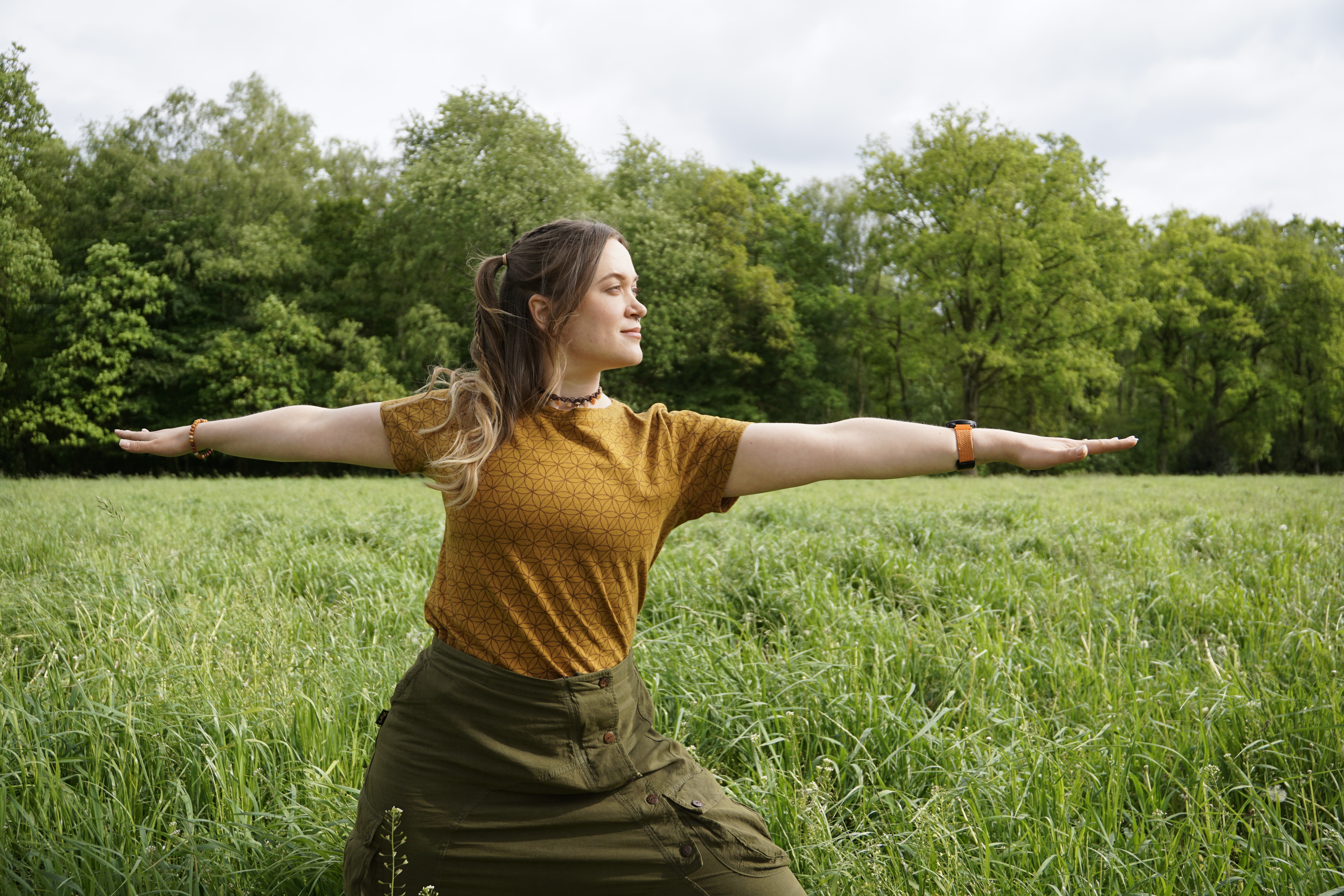 Yoga class - Herten - Linda in Yoga-Kriegerpose im Grünen  - RuhrFlow by Linda Wehberg