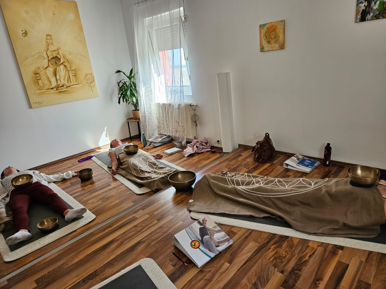 Yogalehrer Ausbildung: In der Ausbildung. Tiefenentspannung im Yogaunterricht
Yogaschule Ayurvedayoga®
Szilvia & Gerald Franz Dienbauer - Yoga Energetik Lehrer Ausbildung