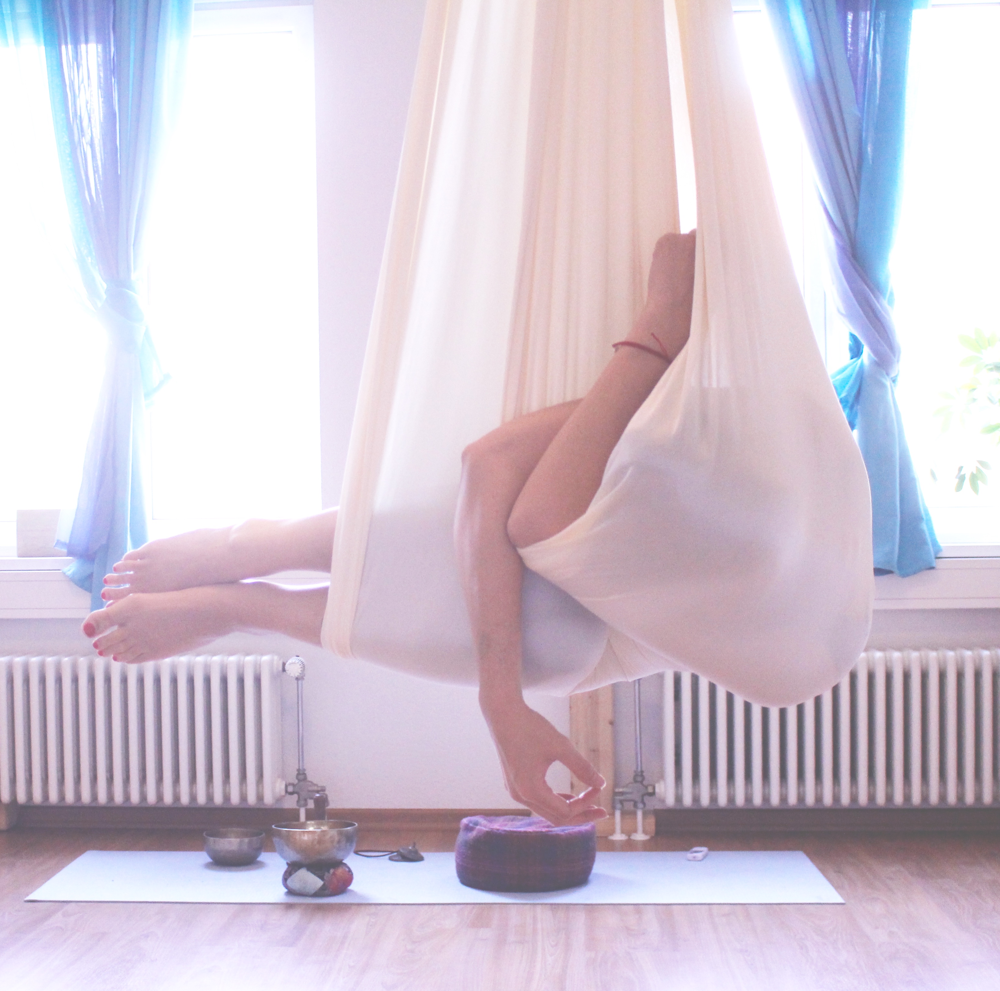 Yogakurs - geeignet für: Fortgeschrittene - Ramona Göbhart im Aerial Yoga Tuch - Aerial Yoga - Tuchyoga, Hatha Yoga