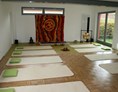 Yoga: https://scontent.xx.fbcdn.net/hphotos-xap1/t31.0-8/s720x720/1403061_550721021680062_29658483_o.jpg - YogaRaum Ahrensburg