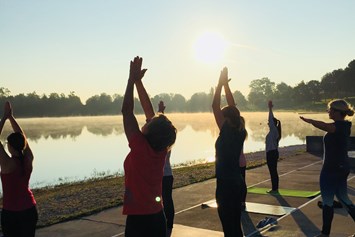 Yoga: Yoga am See – Sommerspecial - Yogabasis – Sandra Endthaller & Eva Hoffmann