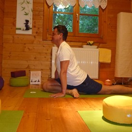 Yoga: Yogaraum in der Gesundheitspraxis Starnwörth. Yogaasana "halbe Taube" - Gesundheits.Yoga Günter Fellner