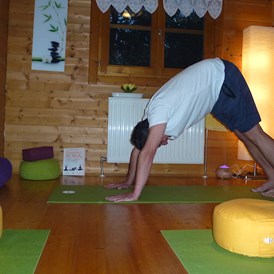 Yoga: Yogaraum in der Gesundheitspraxis Starnwörth. Yogaasana "herabschauende Hund" - Gesundheits.Yoga Günter Fellner