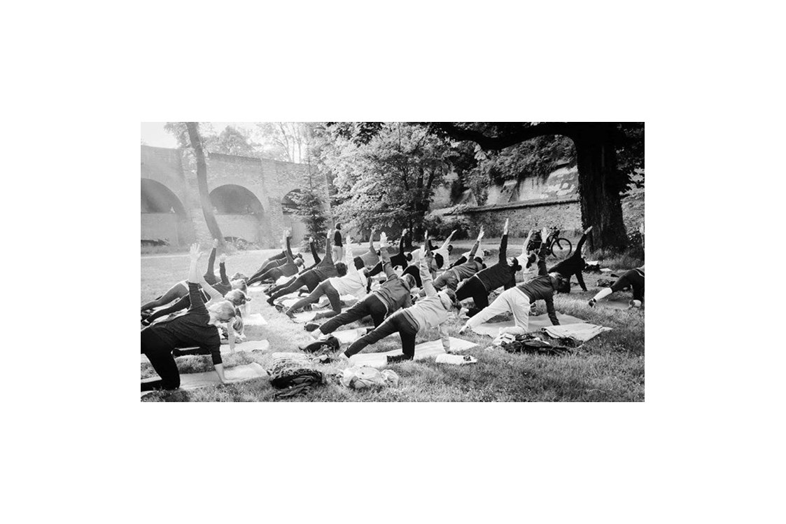 Yoga: https://scontent.xx.fbcdn.net/hphotos-xal1/t31.0-8/s720x720/12466056_1514351278895370_7423967062621743203_o.jpg - Yoga in Augsburg - Yoga im Park