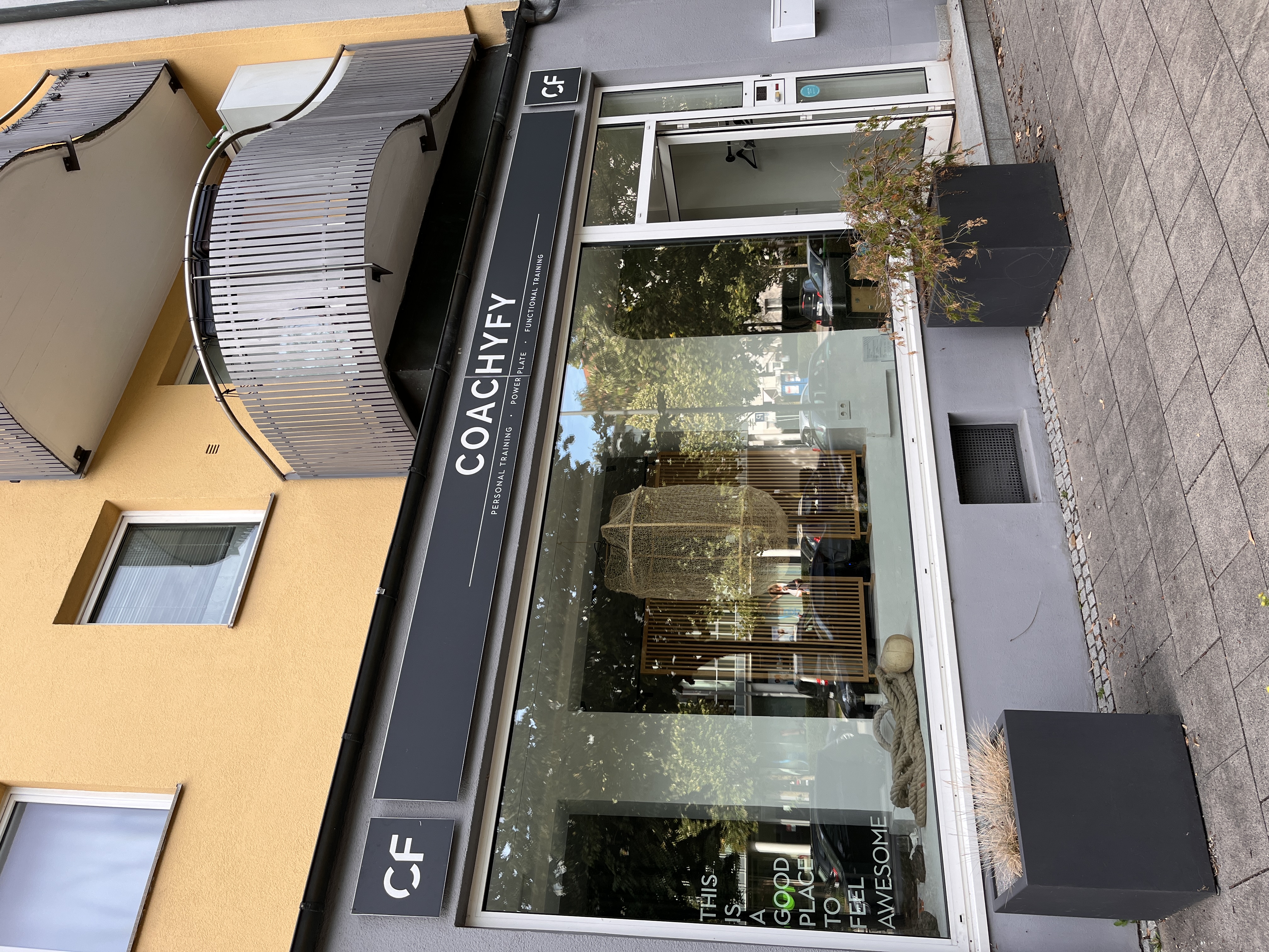 Yoga class - Ottobrunn - Eingang des Studios Coachyfy - 50 Fifty Yoga