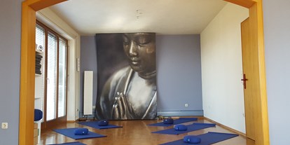 Yogakurs - vorhandenes Yogazubehör: Yogamatten - Gau-Algesheim - Yogaraum Teil I - Angela Kirsch-Hassemer