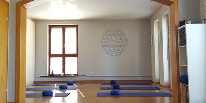 Yogakurs - vorhandenes Yogazubehör: Yogamatten - Gau-Algesheim - Yogaraum Teil II - Angela Kirsch-Hassemer