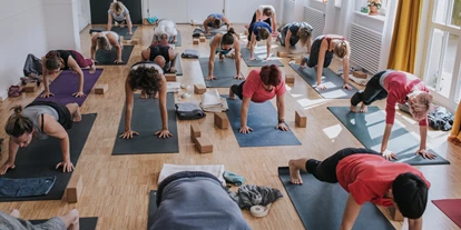 Yogakurs - Kurse für bestimmte Zielgruppen: Kurse für Jugendliche - Stuttgart Vaihingen - Bei uns im Studio an einem Samstag Vormittag. - Fuß über Kopf - Raum für Yoga und mehr