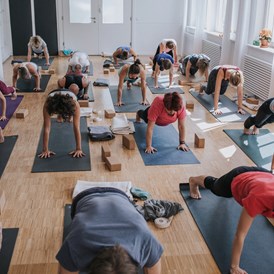 Yoga: Bei uns im Studio an einem Samstag Vormittag. - Fuß über Kopf - Raum für Yoga und mehr