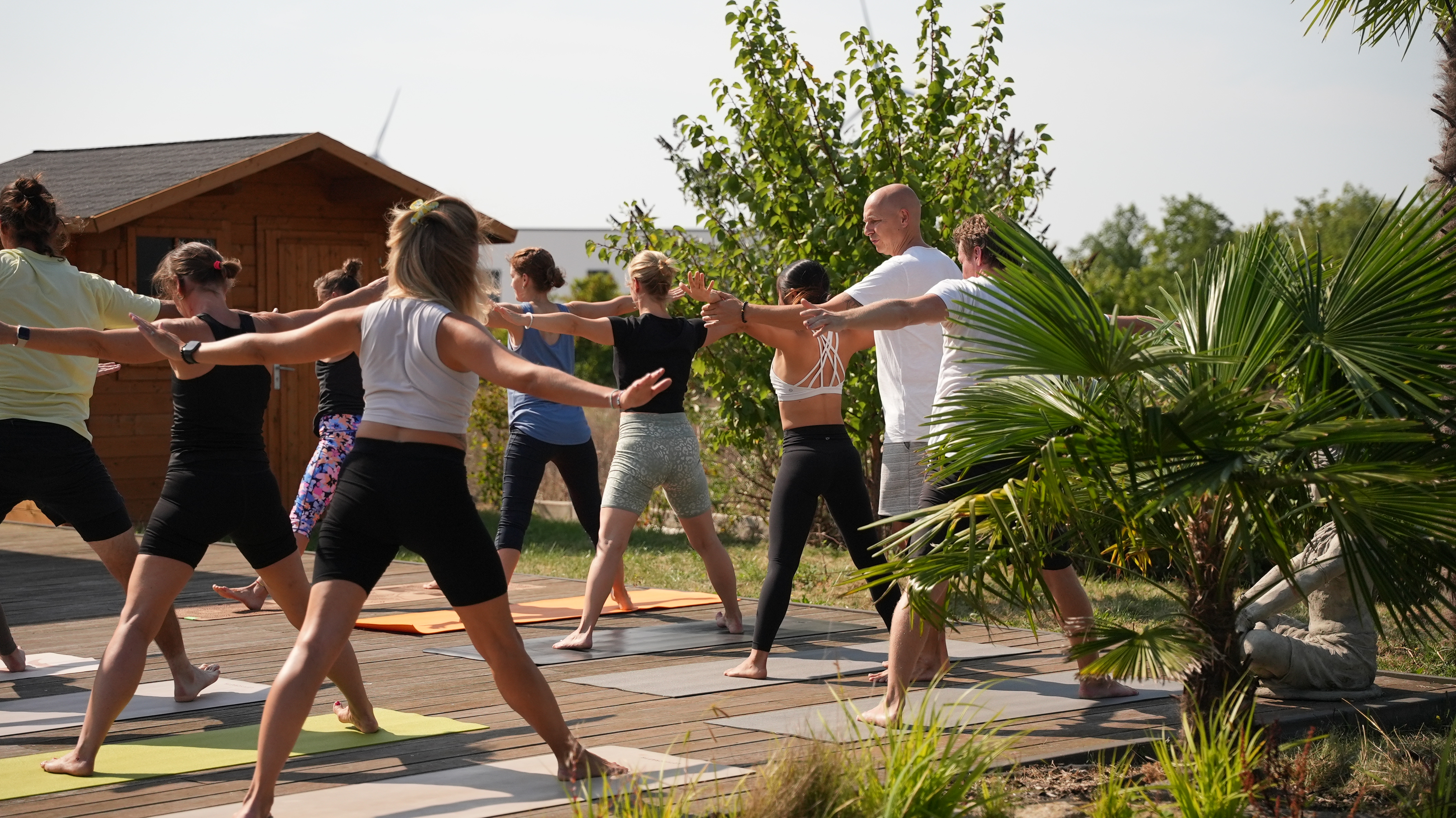 Yogakurs - Yogastil: Hormonyoga - Yoga-Studio be Om Beckum - Yoga auf der Aussenterrasse - Yoga-Studio be Om Thomas Möllmann