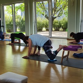 Yoga: gut ausgestattet mit allen Hilfsmitteln, auch feed up Hocker - Ulrike Göpelt Balancestudio