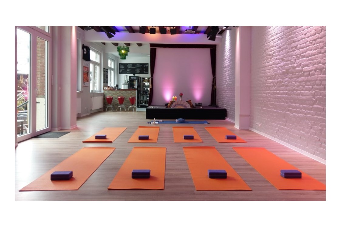 Yoga: In diesen Räumen des Studio ZR6 kann eine ganz besondere Atmosphäre entstehen. - just YOGA - Peer Baldamus