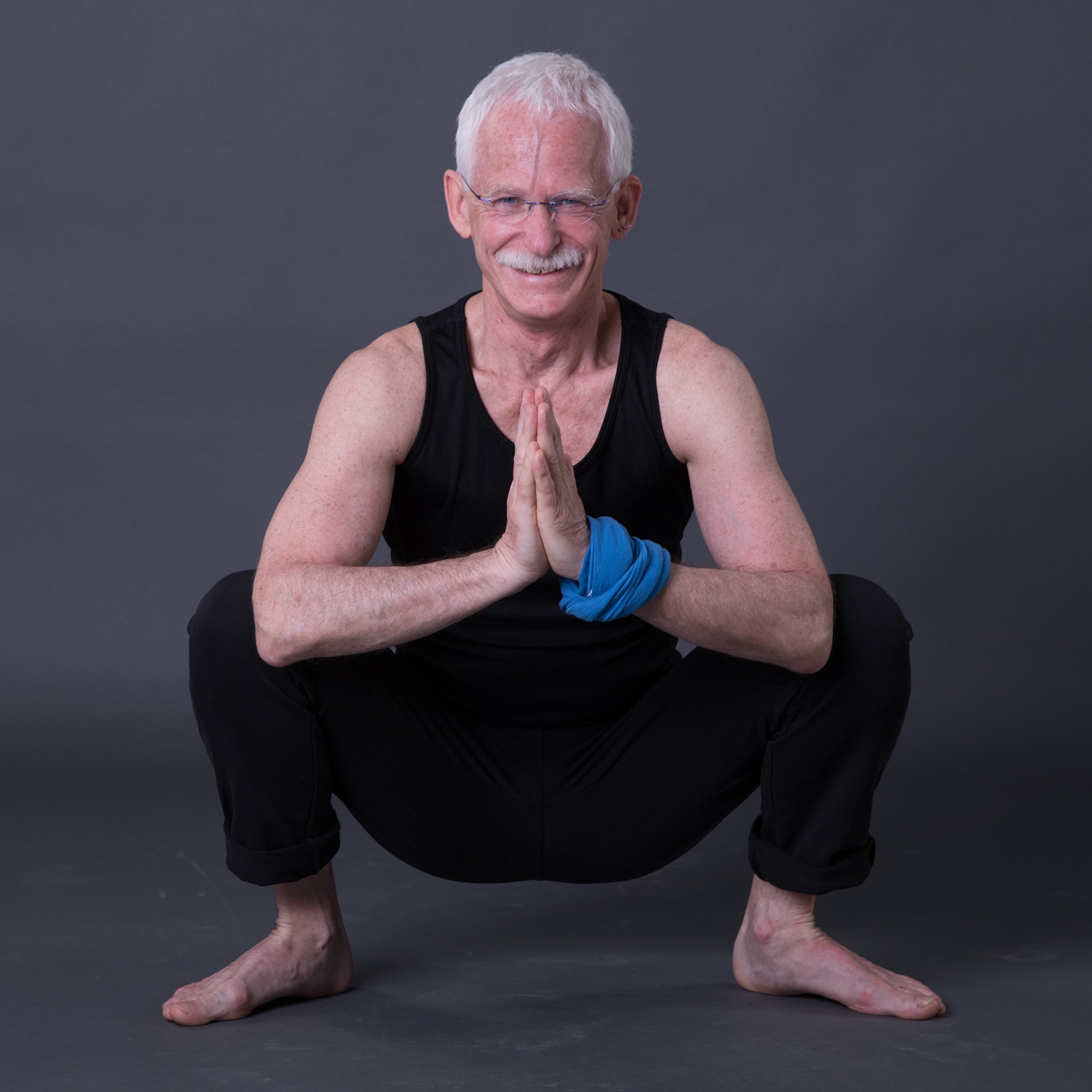 Clase de yoga - Kurse für bestimmte Zielgruppen: Kurse nur für Männer - Hesse - Krähe - just YOGA - Peer Baldamus