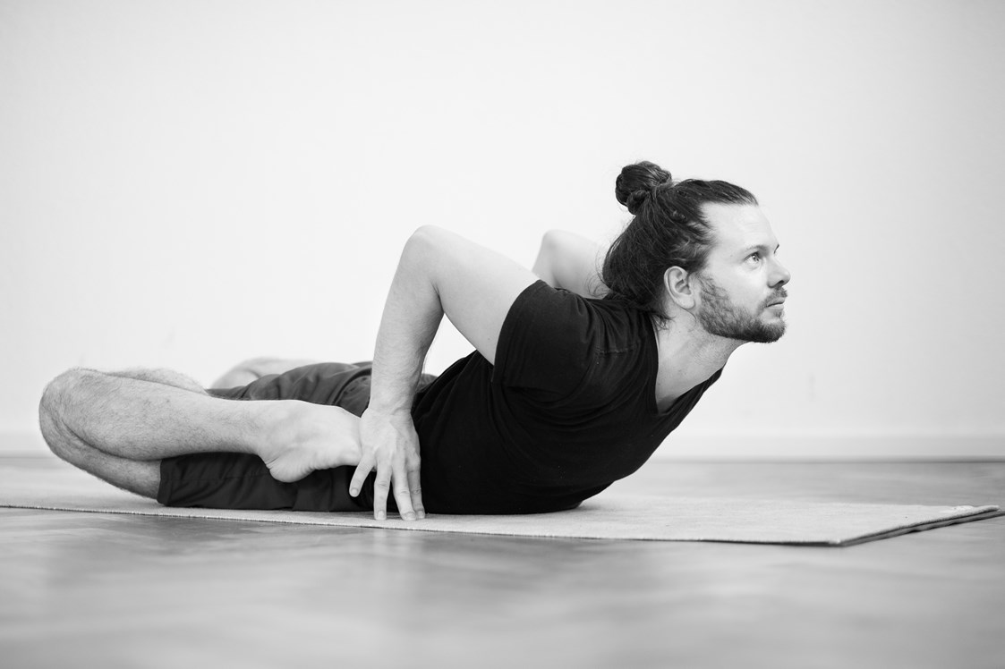 Yoga: Nils in Bhekasana - Ashtanga Yoga Institut Heidelberg