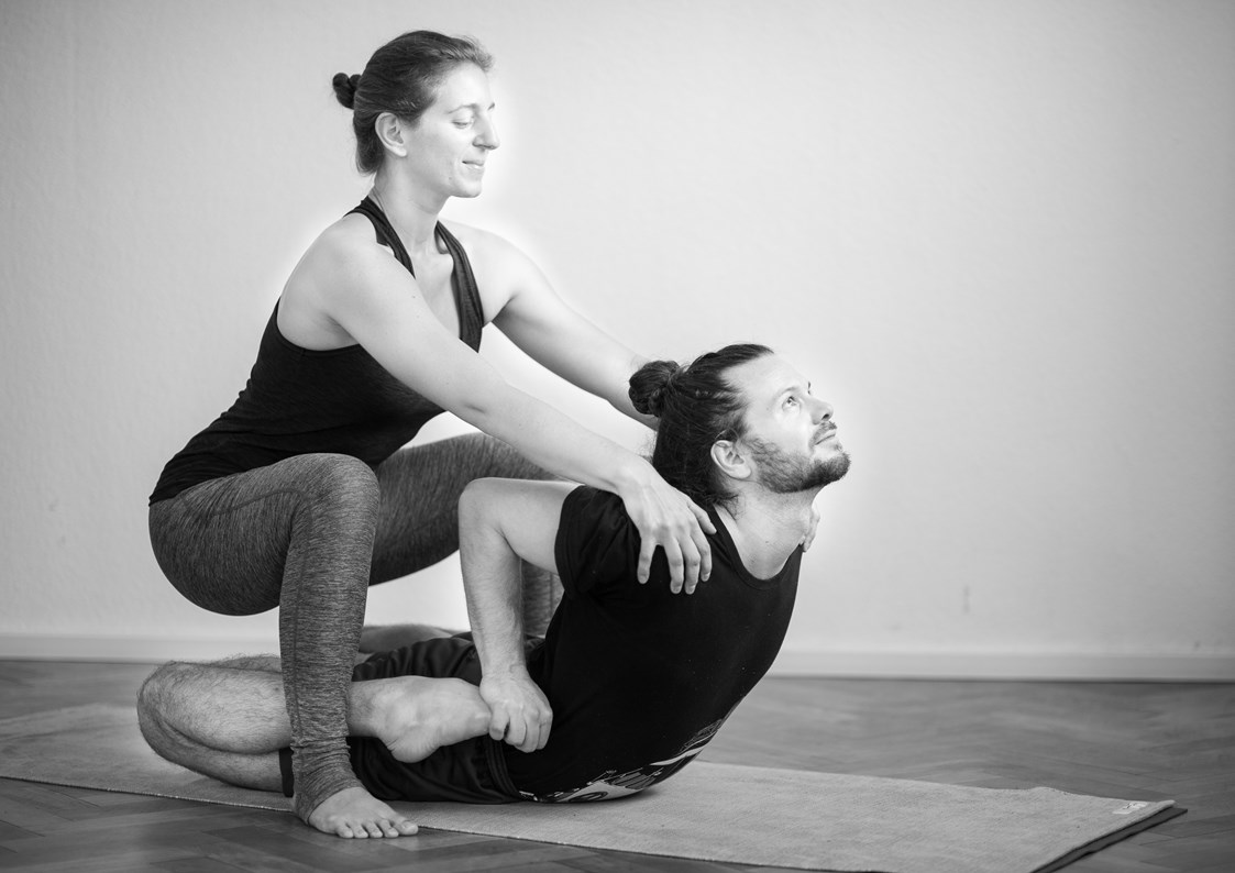 Yoga: Bhekasana Adjustment - Ashtanga Yoga Institut Heidelberg