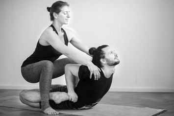 Yoga: Bhekasana Adjustment - Ashtanga Yoga Institut Heidelberg