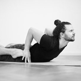 Yoga: Nils in Bhekasana - Ashtanga Yoga Institut Heidelberg