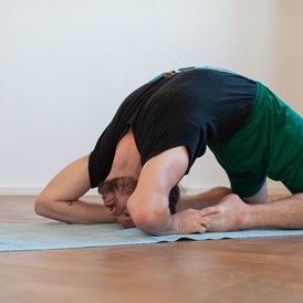 Yoga: Nils in Kapotasana - Ashtanga Yoga Institut Heidelberg
