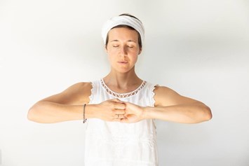Yoga: Beargrass - Position für das Herzchakra - KundaLis