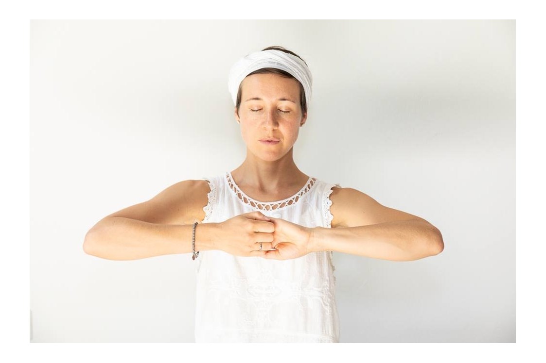 Yoga: Beargrass - Position für das Herzchakra - KundaLis