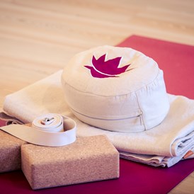 Yoga: Yogamatten, Sitzkissen, Decken und Hilfsmittel sind in großer Anzahl vorhanden - DeinYogaRaum