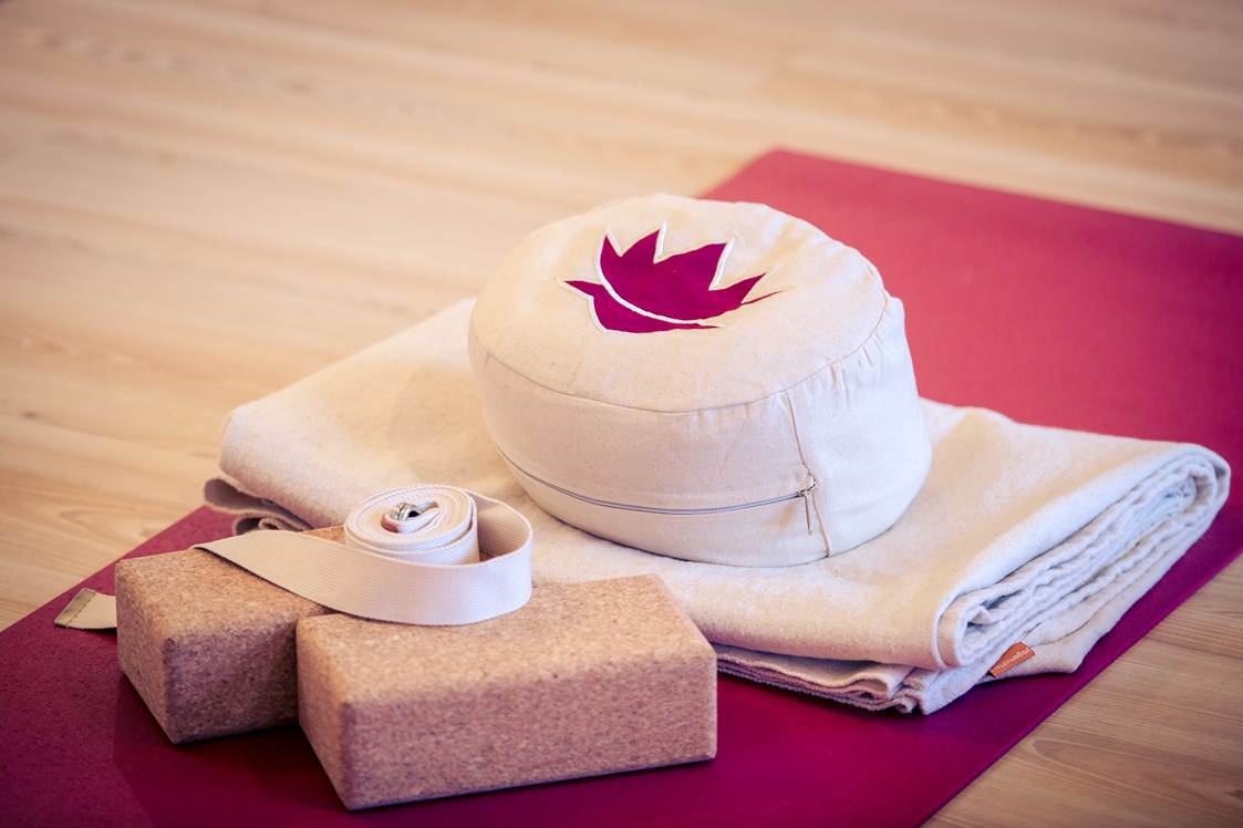 Yoga: Yogamatten, Sitzkissen, Decken und Hilfsmittel sind in großer Anzahl vorhanden - DeinYogaRaum