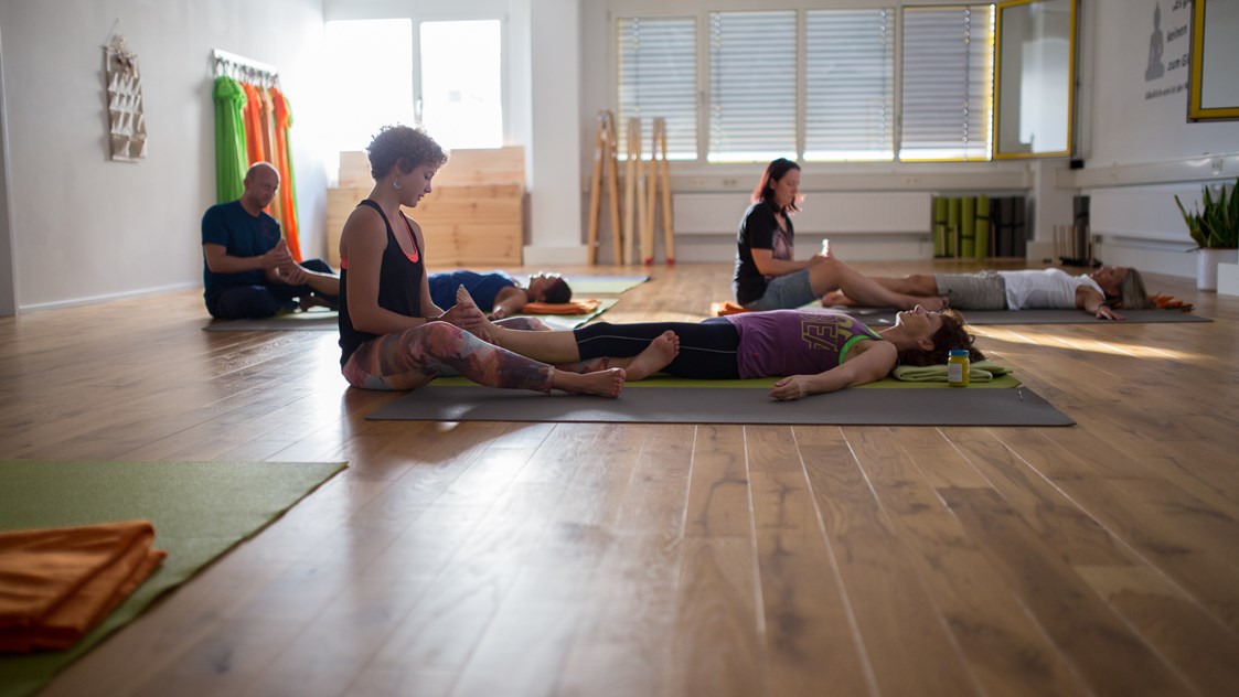 Yoga: Unser Kursraum. Auf 120 qm auf einem Bio-Echtholzboden lässt es sich super entspannen! Probier es selbst aus! - Sanely