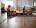 Yoga: Unser Kursraum. Auf 120 qm auf einem Bio-Echtholzboden lässt es sich super entspannen! Probier es selbst aus! - Sanely
