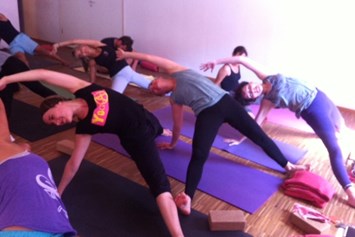Yoga: https://scontent.xx.fbcdn.net/hphotos-xap1/v/t1.0-9/1185414_727519023928827_1596956609_n.jpg?oh=98c8198c28692d858c394a09c16e5113&oe=57952AAB - Anne-Christine Yoga