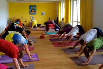 Yoga: https://scontent.xx.fbcdn.net/hphotos-xpt1/t31.0-8/s720x720/12191203_1649256768676032_2713215607679083805_o.jpg - Yoga Vidya Bonn