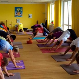 Yoga: https://scontent.xx.fbcdn.net/hphotos-xpt1/t31.0-8/s720x720/12191203_1649256768676032_2713215607679083805_o.jpg - Yoga Vidya Bonn