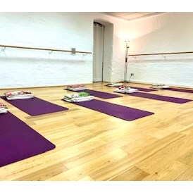 Yoga: Yoga Raum mit Matten - Kundlalini Yoga mit Christiane