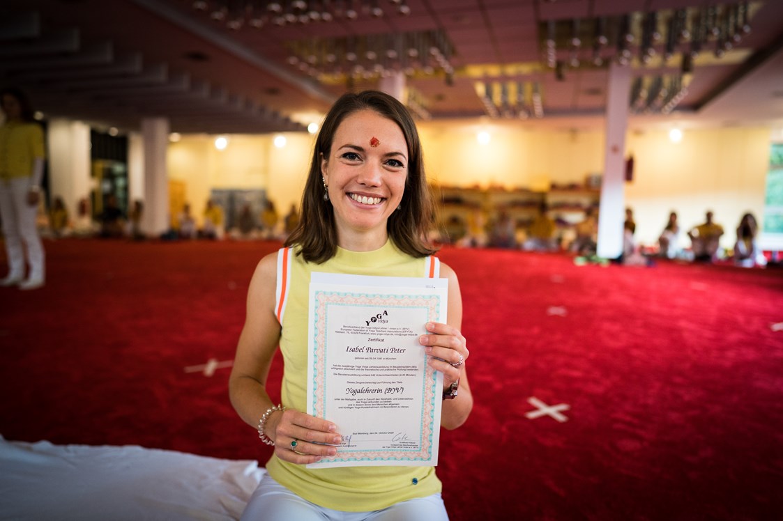 Yoga: Glücklich nach dem Abschluss von 900 Stunden Yogalehrerausbildung!  - Isabel Parvati / Mindful Yoga Berlin
