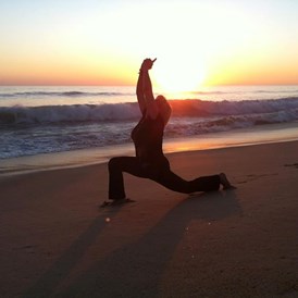Yoga: https://scontent.xx.fbcdn.net/hphotos-xfa1/t31.0-8/s720x720/470028_479611005387378_1091461754_o.jpg - Yoga Studio Surya Namaskar