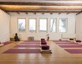 Yoga: Hatha Yoga Präventionskurs Krankenkassen bezuschusst in der Seegrasspinnerei oder auch als Onlinekurs mit Krankenkassenbezuschussung - Sylvies Yoga in Nürtingen