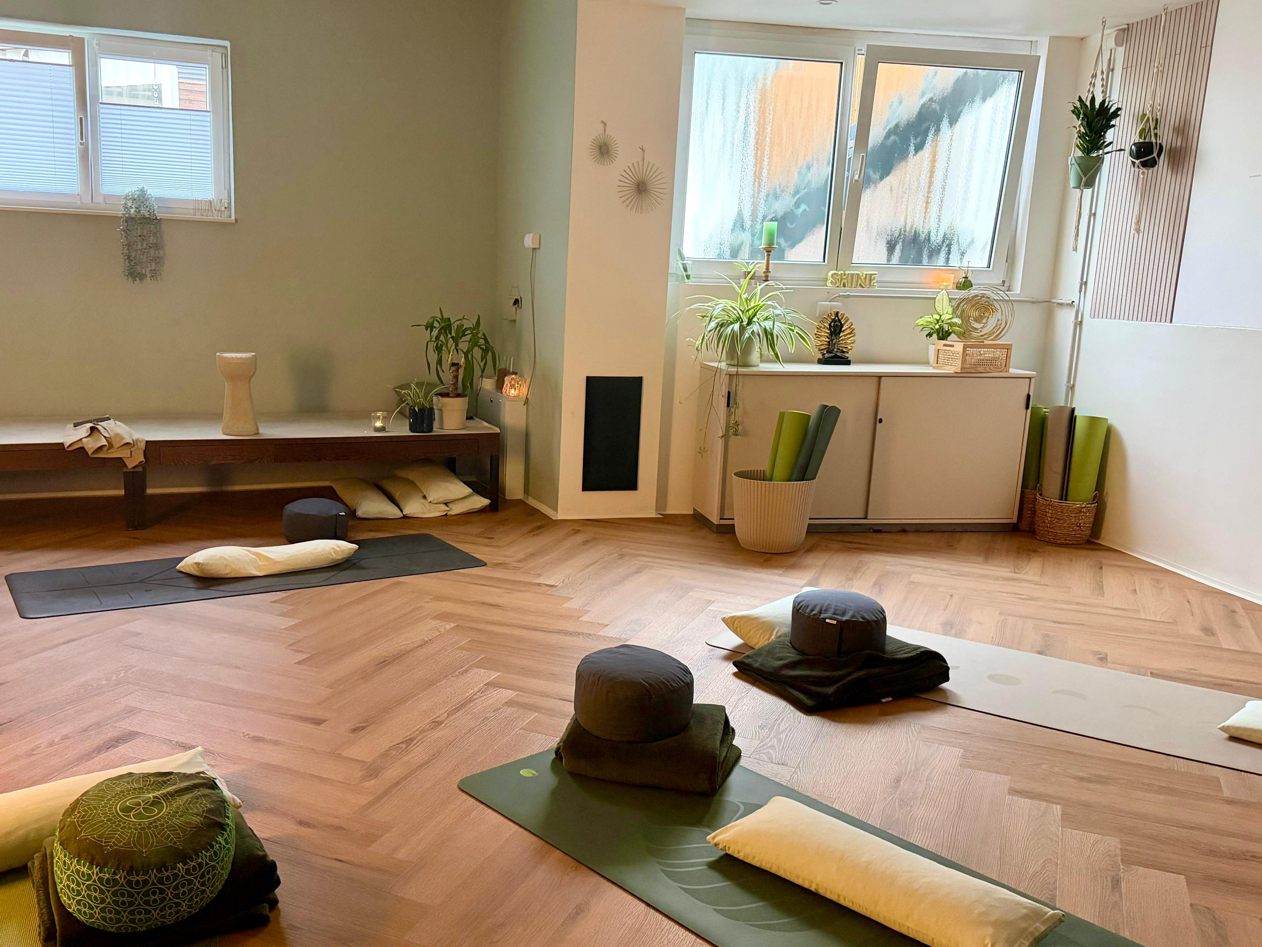 Yoga: Yogaraum bei kleiner Besetzung - green & gold Yogastudio - Zarah Ziegler