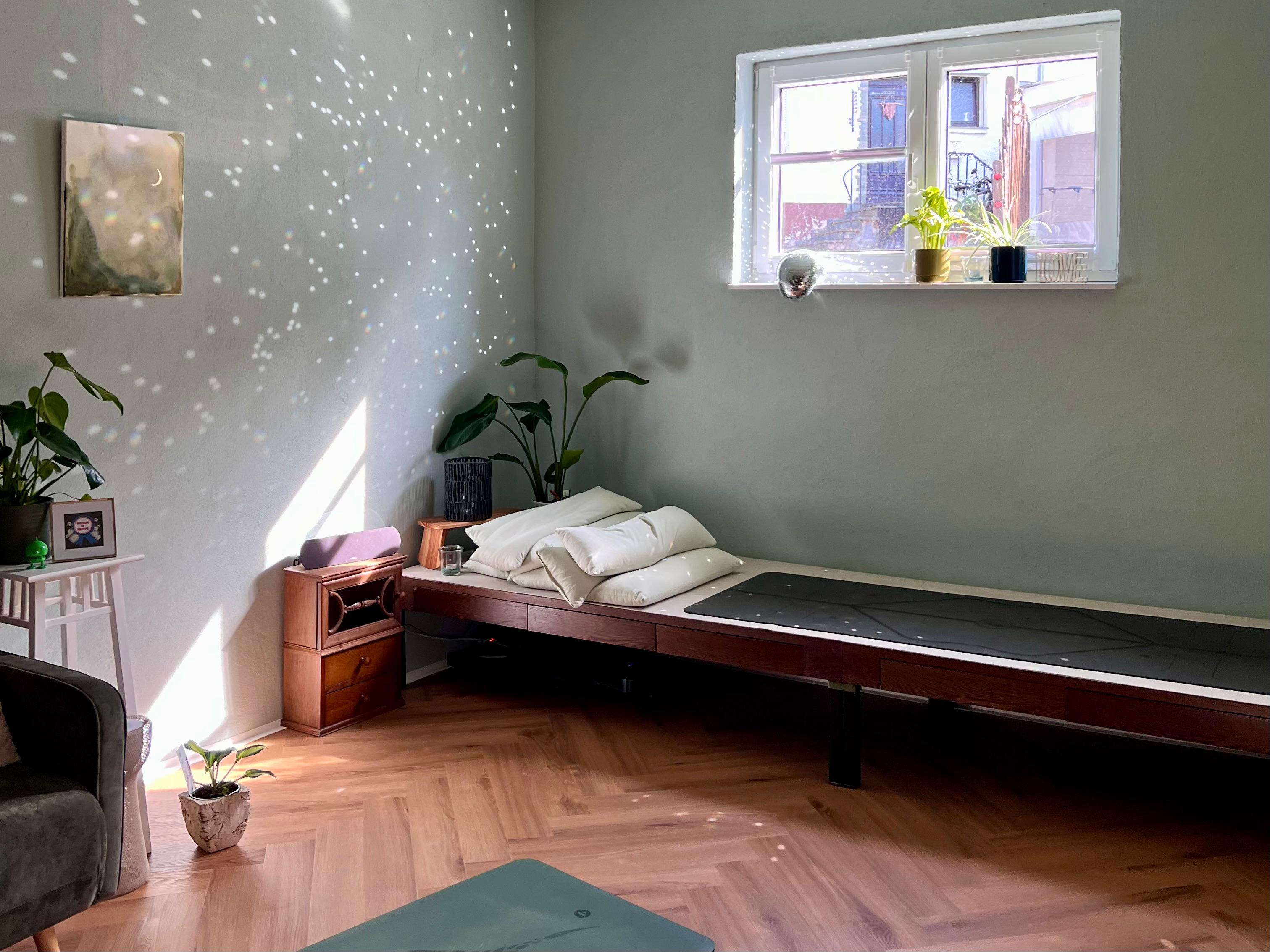 Yoga: Yogaraum mit Sonnenspiel - green & gold Yogastudio - Zarah Ziegler