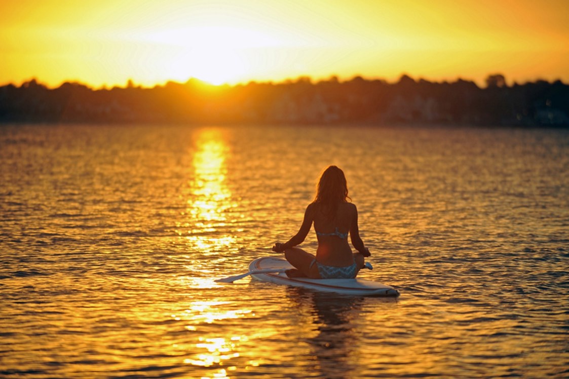 Yoga: Das Zusammenspiel von Kraft, Entspannung und fließenden Bewegungen auf dem Wasser ist ein einzigartiges Erlebnis für alle!

Beim Yoga auf dem SUP Board erlebst du die Wirkungen von Asanas und Pranayama auf einzigartige Weise. Das SUP Board wiegt sanft auf dem Wasser, und du achtest auf deine Mitte, um dir sicheren Halt zu geben. Umgeben von der Landschaft des Sees und frischer Luft bist du dennoch immer in Bewegung, du schaust in den Himmel und grüßt bei schönem Wetter die Sonne mit dem Sonnengruß. - Elvira Weingärtner - Yoga + Retreats im Spreewald