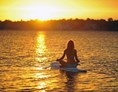 Yoga: Das Zusammenspiel von Kraft, Entspannung und fließenden Bewegungen auf dem Wasser ist ein einzigartiges Erlebnis für alle!

Beim Yoga auf dem SUP Board erlebst du die Wirkungen von Asanas und Pranayama auf einzigartige Weise. Das SUP Board wiegt sanft auf dem Wasser, und du achtest auf deine Mitte, um dir sicheren Halt zu geben. Umgeben von der Landschaft des Sees und frischer Luft bist du dennoch immer in Bewegung, du schaust in den Himmel und grüßt bei schönem Wetter die Sonne mit dem Sonnengruß. - Elvira Weingärtner - Yoga + Retreats im Spreewald
