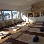 Yogakurs - Der Yoga-Raum mit Blick ins Grüne. Bambusparkett, Feng Shui-Matten, handgewebte Kissen, Klarheit, Gemütlichkeit, max. 12 Teilnehmer - GANDIVA YOGA