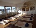 Yoga: Der Yoga-Raum mit Blick ins Grüne. Bambusparkett, Feng Shui-Matten, handgewebte Kissen, Klarheit, Gemütlichkeit, max. 12 Teilnehmer - GANDIVA YOGA