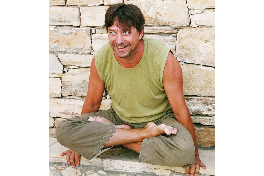 Yoga: Michael Kos im gehobenen Lotos-Sitz - YOGAQUARTIER Wien