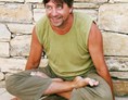 Yoga: Michael Kos im gehobenen Lotos-Sitz - YOGAQUARTIER Wien