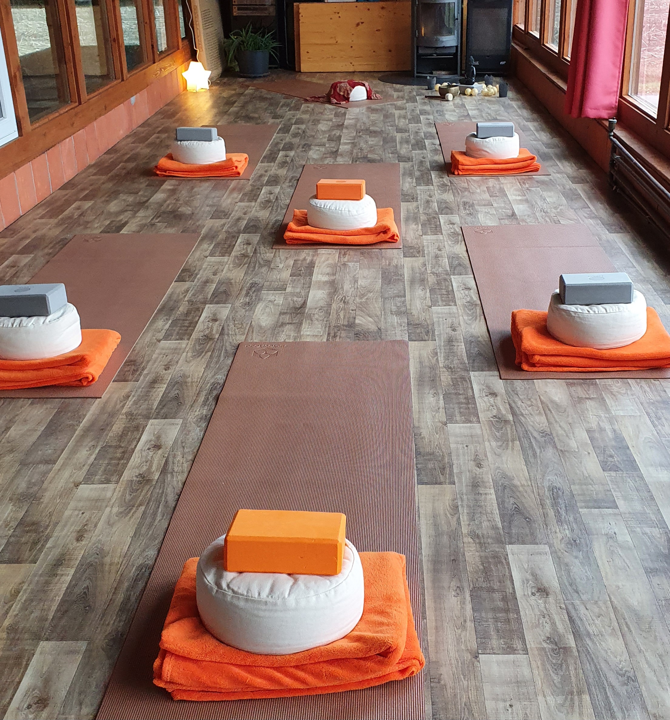 Yoga class - Art der Yogakurse: Probestunde möglich - YiYaYoga by Dana