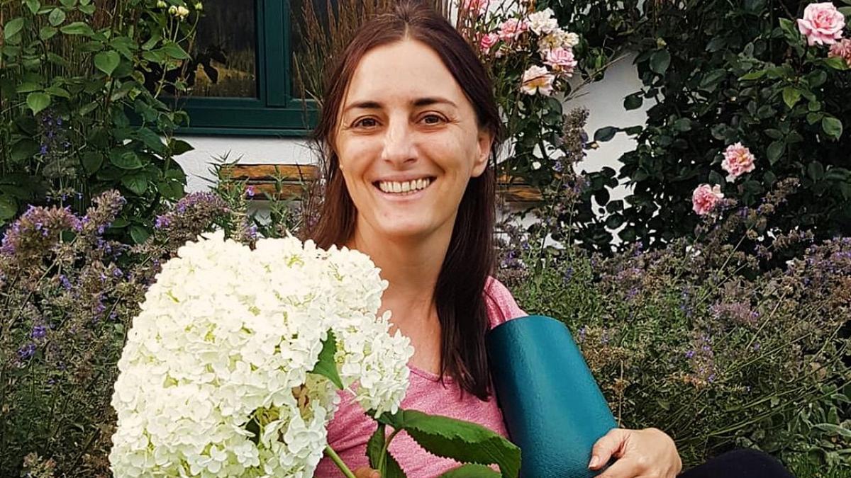 Yoga: Yoga beginnt mit einem Lächeln. Nathalie Hosp begleitet dich auf deinem Weg – mit Präsenz, Wissen und einer Prise Leichtigkeit. - Prana Yoga Innsbruck