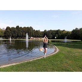 Yoga: Am Liebsten mache ich Yoga im Park in einer Kombi mit einem Lauftraining. Hier Bad Füssing. - Dr. Sylvia Hanusch